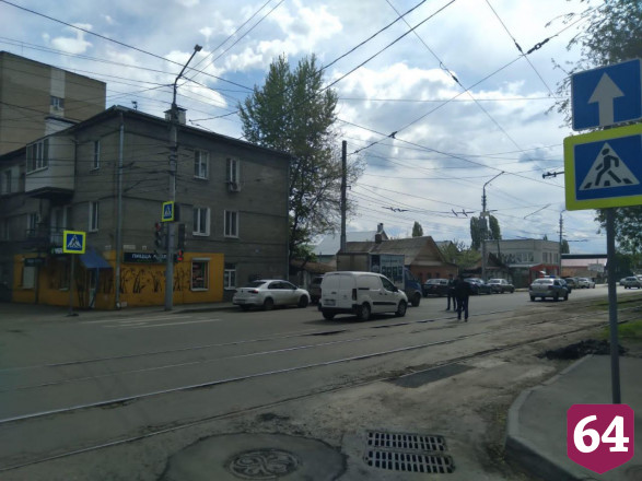 В Саратове на переходе сбили двух женщин