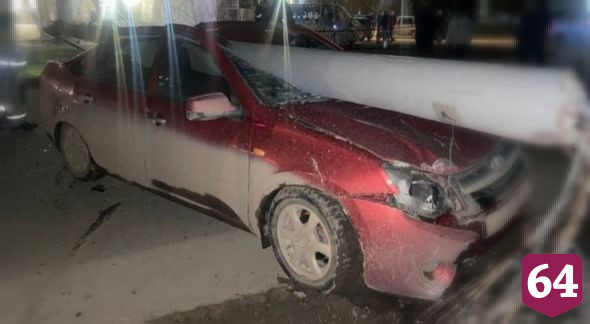 В Энгельсе сбитый водителем столб рухнул на автомобиль