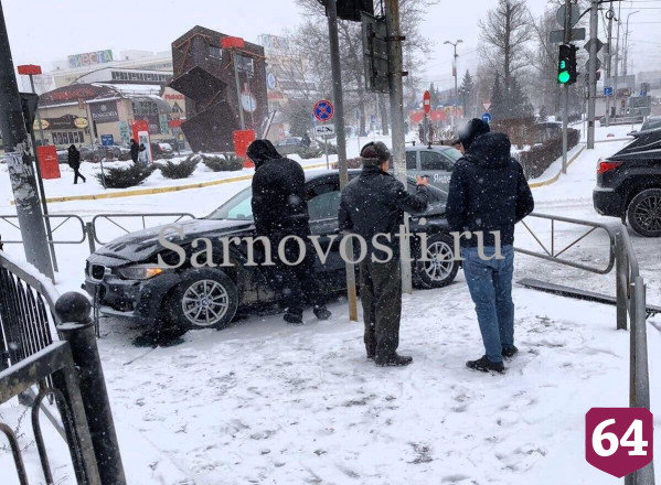 Водитель иномарки отбросил БМВ в ограду возле «Тау Галереи» 