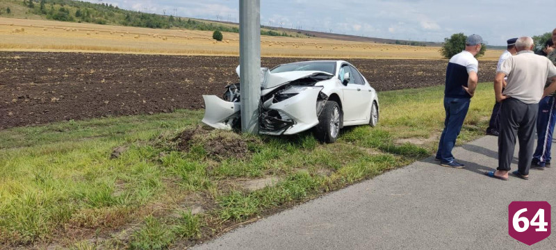 В аварии со столбом под Саратовом пострадала 15-летняя девушка
