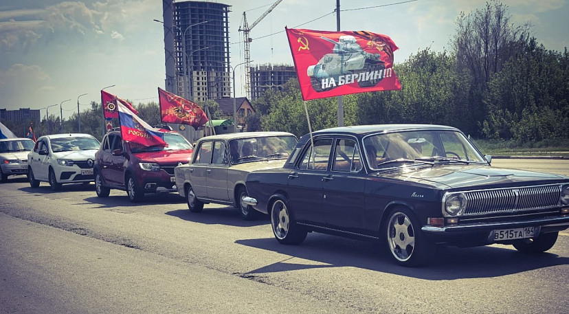 Ретромашины в масштабной колонне автопробега восхитили жителей 