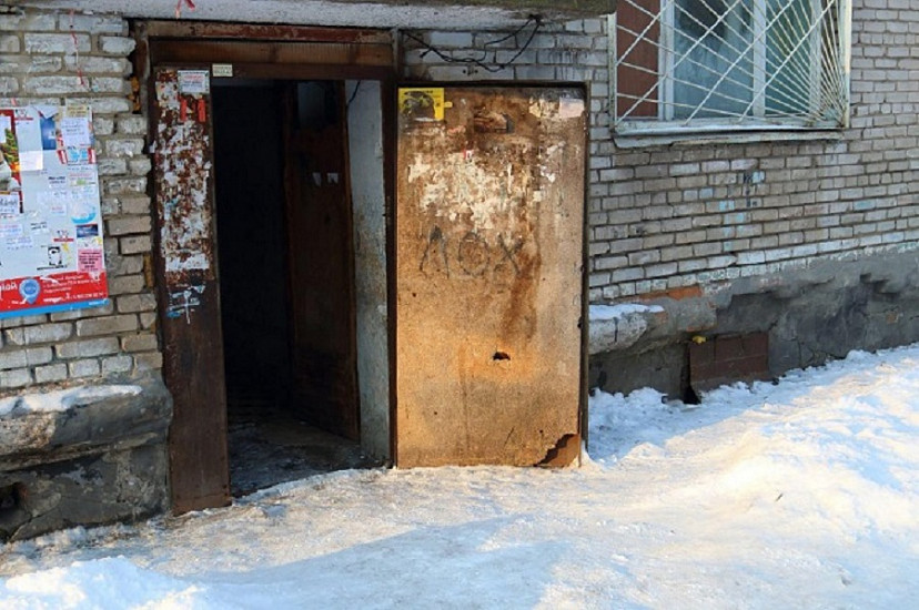 В подъезде дома найден труп изрезанного ножом саратовца 