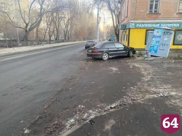 В Саратове иномарка сбила пешехода и протаранила автомат с водой