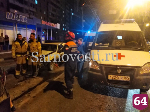В массовой аварии на Тельмана ночью пострадали три человека