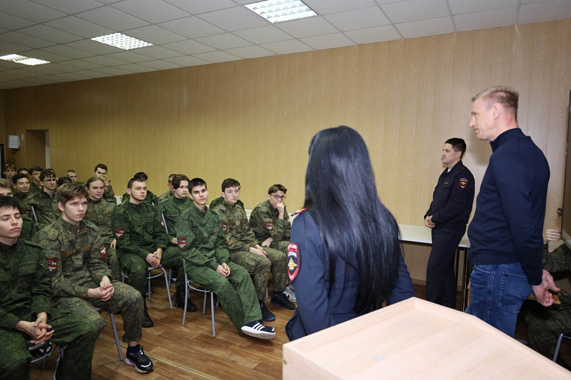 В Саратове транспортные полицейские рассказали детям о ЗОЖ и безопасности в интернете