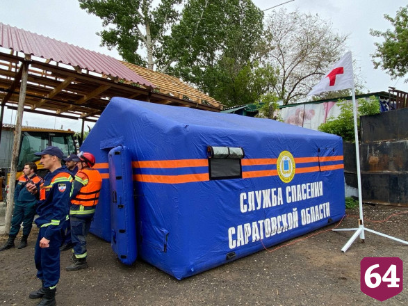 В Саратове спасатели тренировались убирать нефтяные пятна на Волге