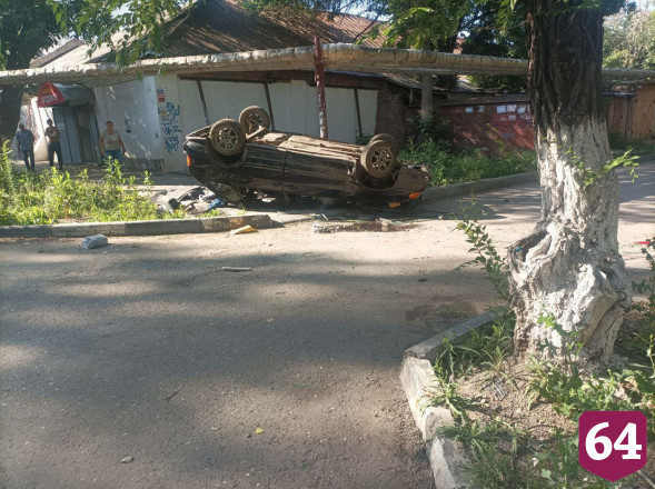 В Энгельсе мужчина перевернул легковушку на крышу
