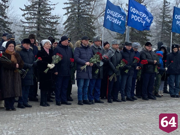 Саратовский губернатор почтил память героев Отечества