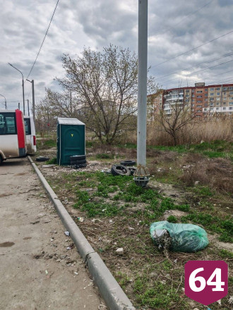 Саратовцы попросили убрать мусор на остановке 