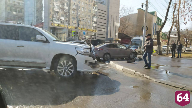В центре Саратова легковушку после ДТП выбросило на тротуар