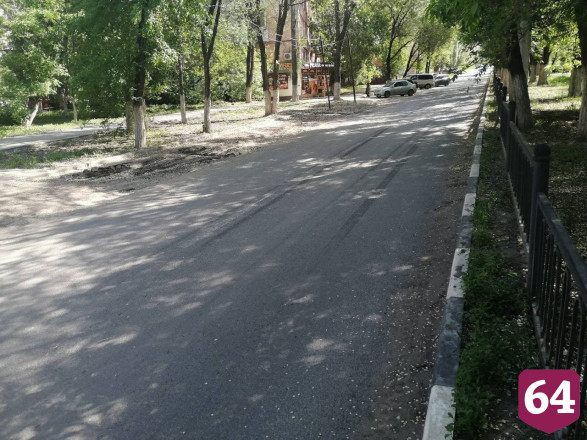 В Саратове водитель грузовика уходил от столкновения и протаранил легковушку