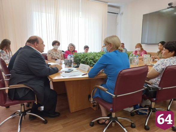 Министр предложил отказаться от сарафанного радио и «кривых соцсетей»