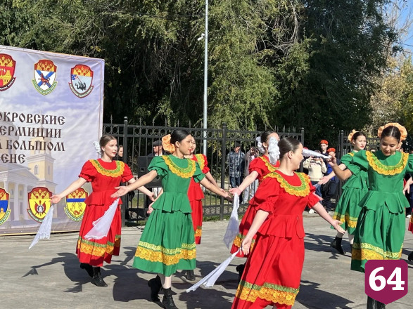 В Саратовской области на казачьем фестивале кормили щами и фланкировали шашкой