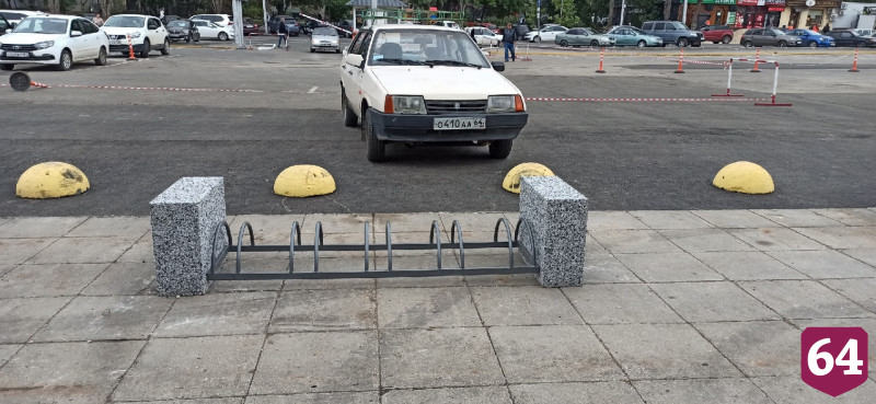 Перед Сенным рынком установили лавочки и велопарковку