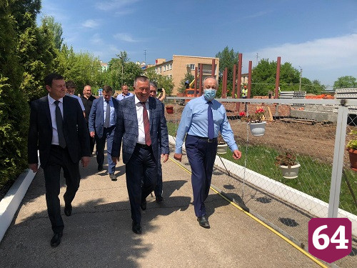 Губернатор поблагодарил коллектив Энгельсского дома-интерната за труд