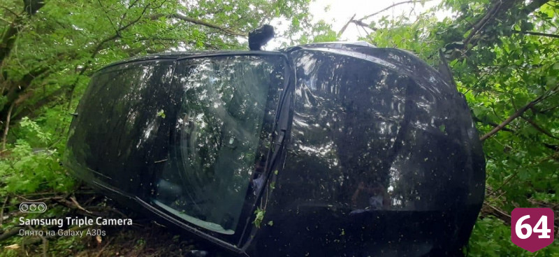 Водитель опрокинул иномарку в кювет и покалечил пассажирку
