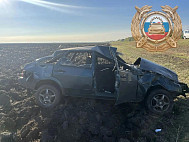 Мужчина покалечился при опрокидывании автомобиля в Саратовской области