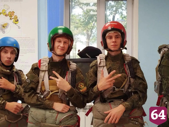 В Саратове юные казаки прыгали с парашютом