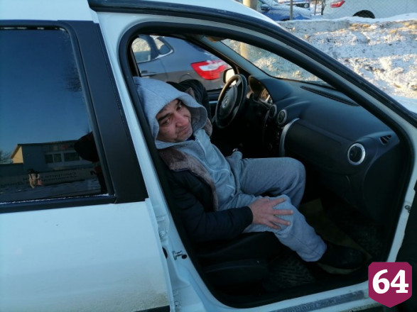 В Саратове у моста автомобиль протаранил столб