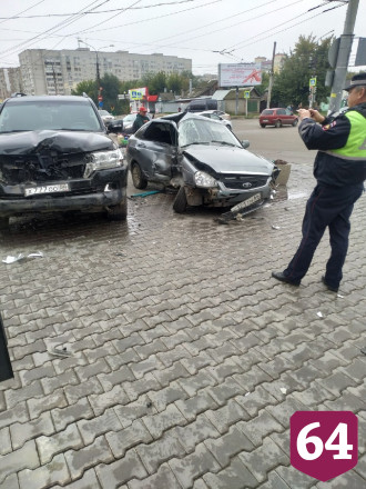 Автомобили вынесло на тротуар торгового центра в Энгельсе