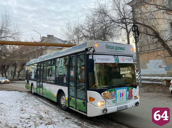 По Саратову проехал «новогодний автобус» с подарками для маленьких пациентов
