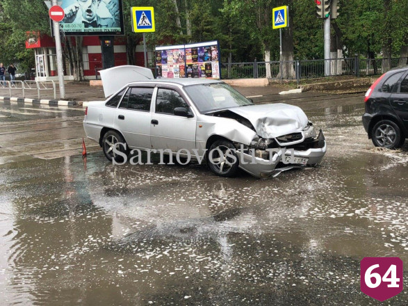 В столкновении легковушек возле СГУ ранена девушка