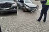 Автомобили вынесло на тротуар торгового центра в Энгельсе