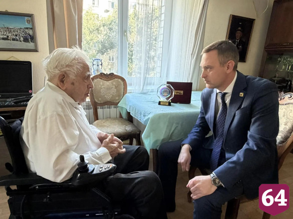 Максим Леонов навестил 103-летнего стрелка Великой Отечественной войны
