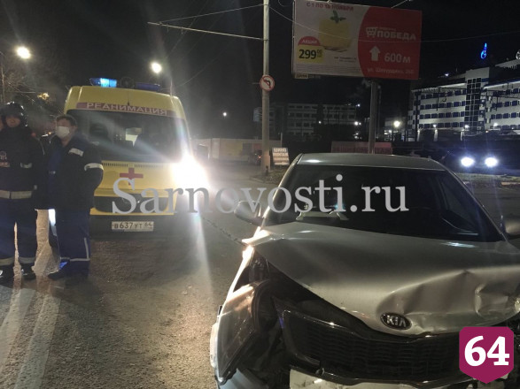 В Саратове пьяный водитель внедорожника протаранил машины