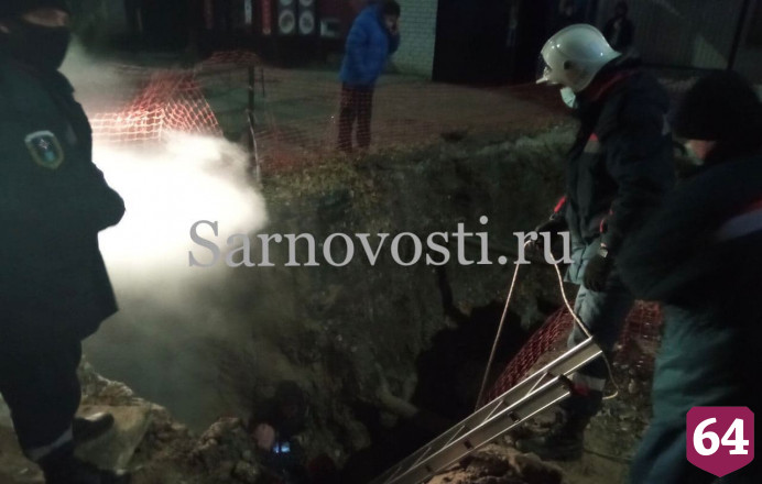 В центре Саратова пенсионерка упала в коммунальный котлован