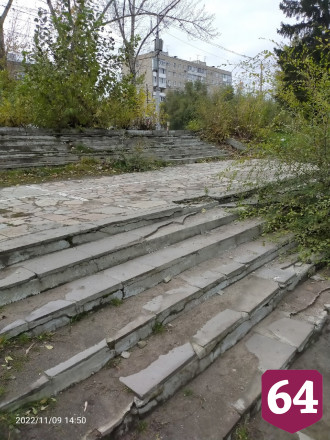 В Саратове лестница к дому быта заросла кустарником