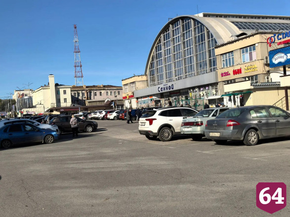 Памятник на рынке в Саратове утеплили и кладут деньги на удачу