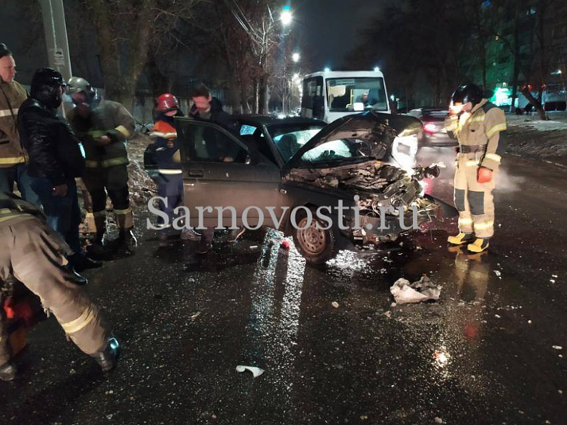 В Саратове пьяный водитель покалечился в ДТП с минивэном