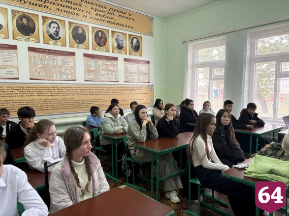 Саратовским школьникам показали изделия волонтеров для бойцов СВО