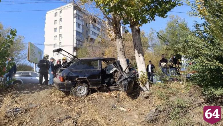 Один человек погиб и четверо пострадали в столкновении «Лады» с деревом в Саратове