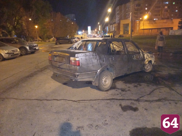 На площади в центре Энгельса сгорела иномарка