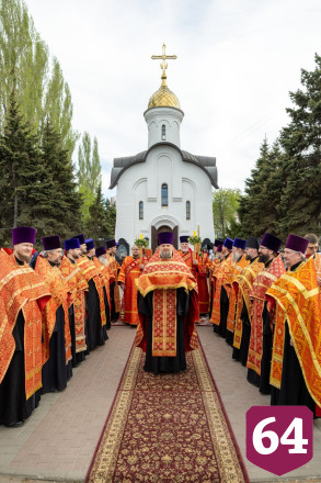 Жители Энгельса на набережной Волги встретили Благодатный огонь