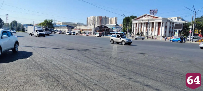 В Саратове завершается ремонт дороги на площади Ленина