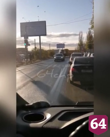 В Саратове грузовик протаранил такси
