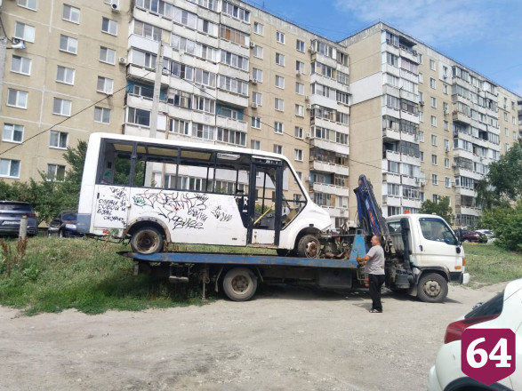 В Саратове эвакуировали брошенный микроавтобус без стекол
