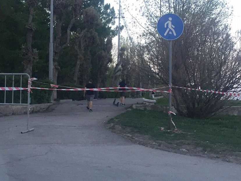 В Саратове на набережной восстановили запрещающие ленты