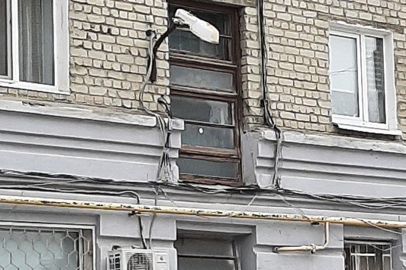 В Саратове при уборке снега сломали фонари 