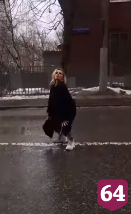 Саратовская певица присоединилась к странному флешмобу с приседаниями