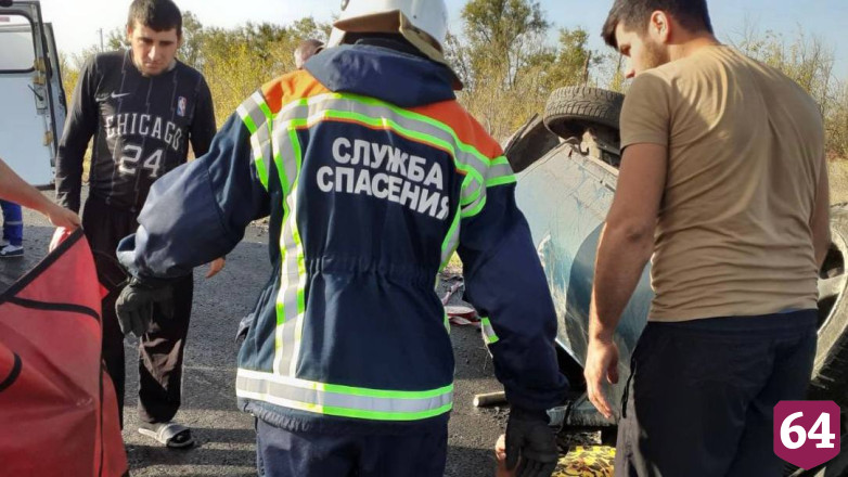 Под Саратовом водителя зажало в опрокинувшейся легковушке