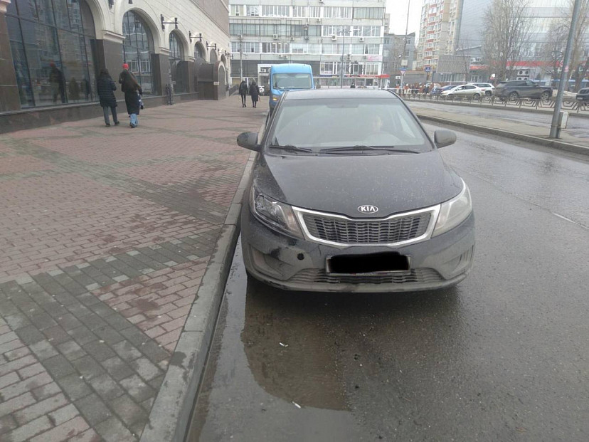Автоледи сбила женщину у ТЦ «Победа Плаза»