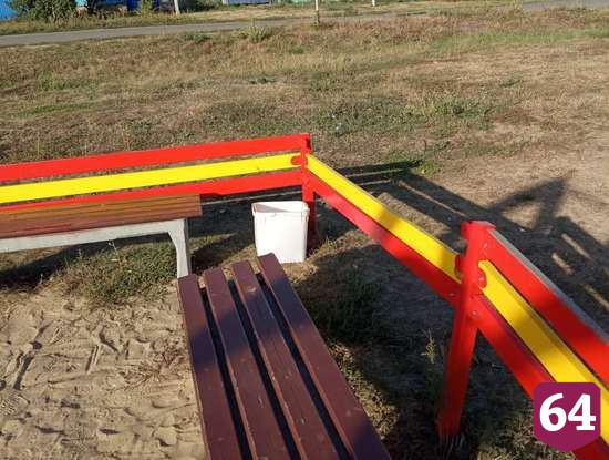 Вандалы разгромили детскую площадку в райцентре Саратовской области