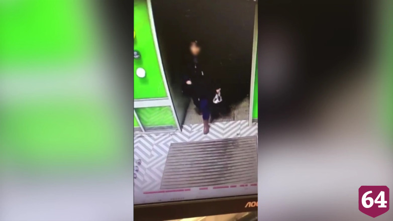 Саратовец поднял чужой телефон на улице и попал под статью