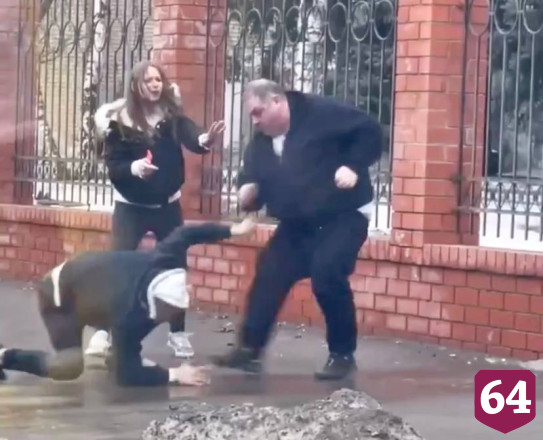 В Саратове водитель маршрутки избил прохожего у больницы