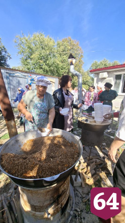 В Саратовской области на казачьем фестивале кормили щами и фланкировали шашкой