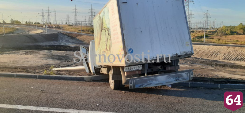 Под Саратовом водитель фургона с хлебом уснул и протаранил столб